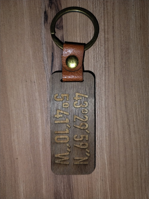 Llavero de coordenadas en madera
