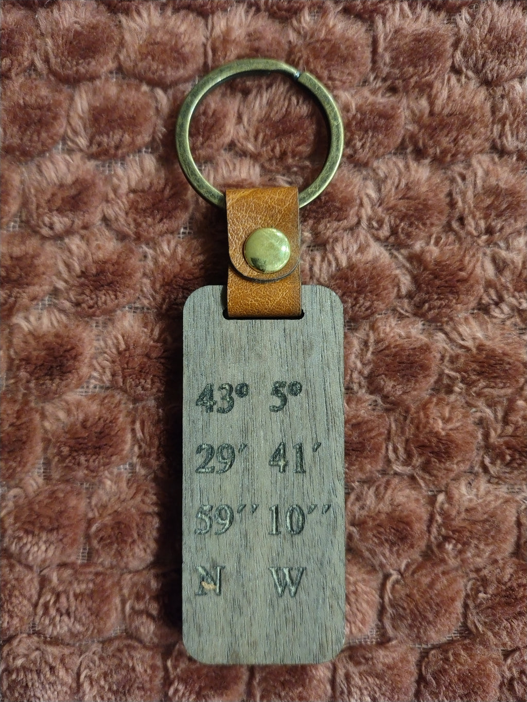 Llavero de coordenadas en madera